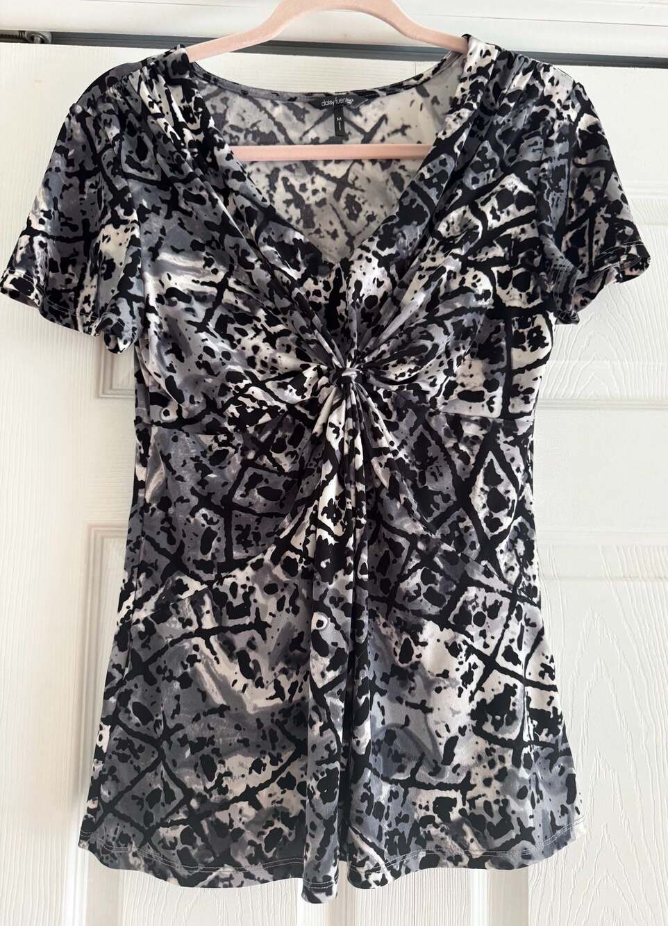 Daisy Fuentes Women's Size M Abstract Print Twist Front V-Neck Top